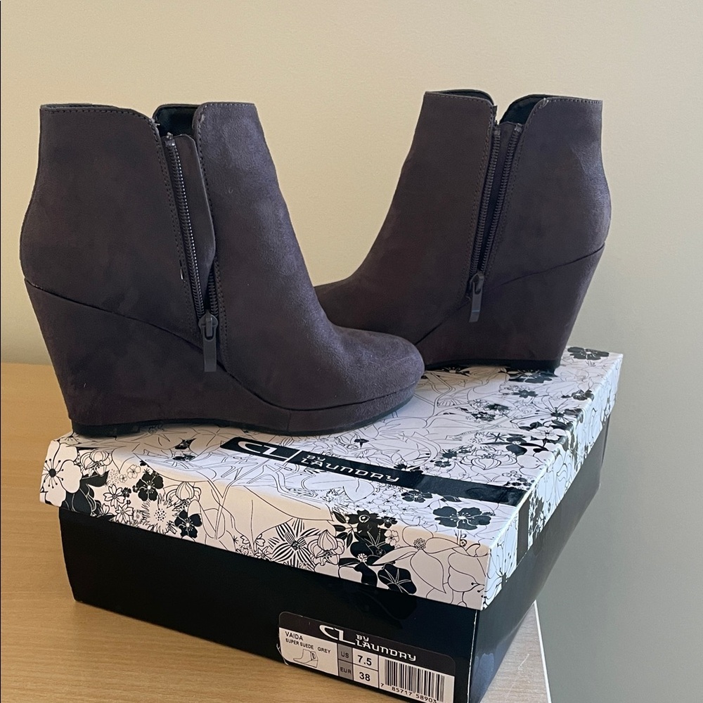 CL by Laundry Women's Dark Gray Wedge Booties